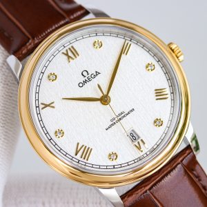 Alternative view of BLS Omega De Ville Collection     Original Mold Master Chronometer This timepiece is crafted from stainless steel, featuring a domed dial treated with deep blue PVD coating. Its surface bears irregularly arranged vertical textures, creating a sunray-brushed effect. Particularly striking are the rhodium-plated hands, alternating Roman numeral hour markers, and cabochon-set hour indices.A date window is positioned at the 6 o'clock mark, while the dial is adorned with a "railway track" minute scale, harmonizing with the watch's minimalist aesthetic. It is fitted with a stainless steel bracelet. Clasp type: butterfly clasp. Powered by the Omega 8800 Master Chronometer movement with a black balance wheel, the movement's elegant operation is clearly visible through the scratch-resistant sapphire crystal caseback.